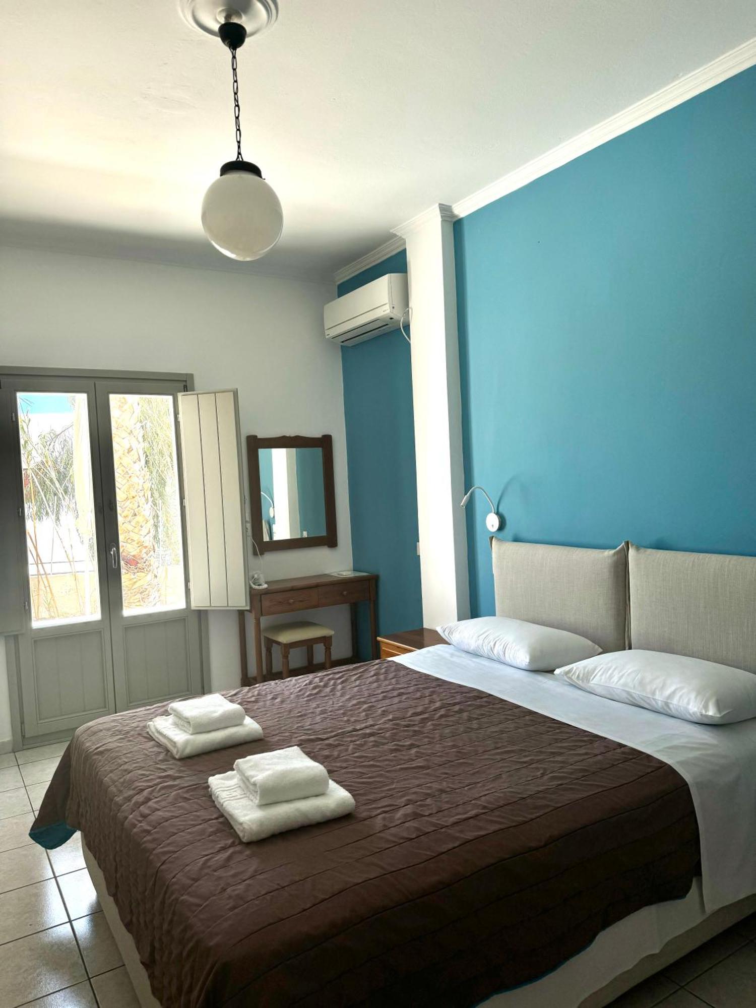 Sail Inn Studios & Apartments Kamári Esterno foto